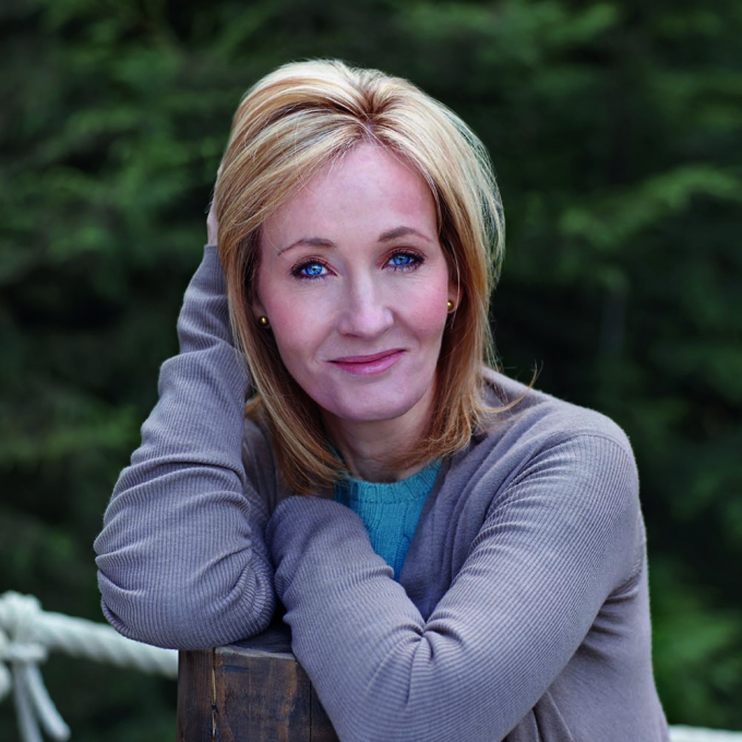 biography of jk rowling in 100 words